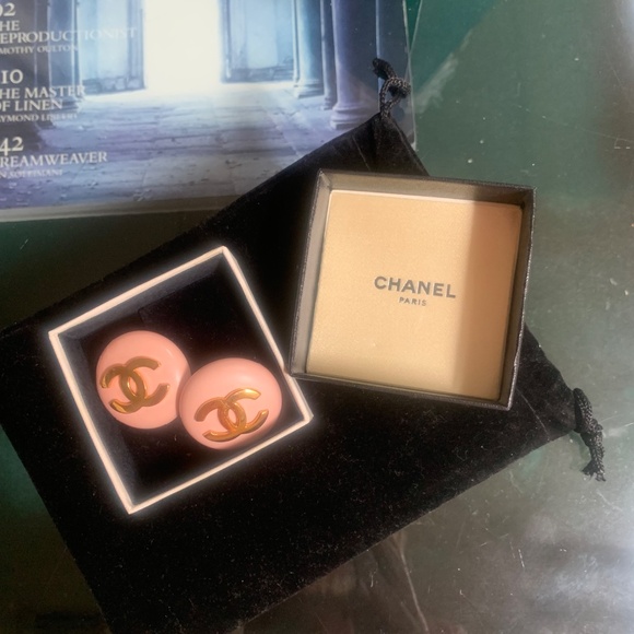CHANEL Vintage Resin CC Clip-On Earrings - Picture 6 of 6
